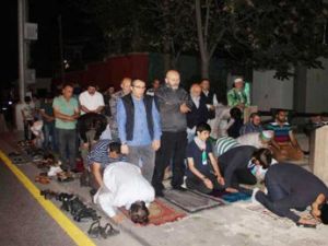 أتراك يصلون امام السفارة الاسرائيلية