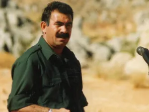 رحب عبد الله أوجلان زعيم حزب العمال الكردستاني (بي كيه كيه) 