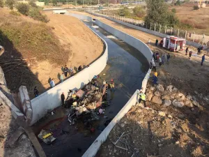 انقلاب شاحنة كانت تقل مهاجرين غير شرعيين في أزمير غربي تركيا