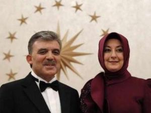 عبدالله غول وتبدو زوجته في حجابها الى جانبه