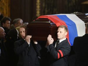 Pallbearers carry the casket of slain Russian Ambassador to Turkey Andrei Karlov during the funeral ceremony at the Christ the Savior Cathedral in Moscow on December 22, 2016. (AFP / Alexander Nemenov)