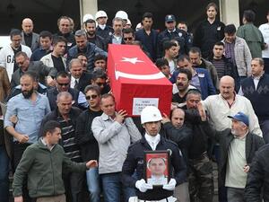 People carry the coffin of a Turkish policeman during a funeral ceremony at the Kocatepe Mosque in the capital, Ankara, on April 8, 2016. (AFP/File)