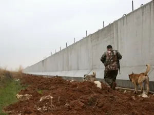  A Kurdish  fighter walks near a wall along the Syria-Turkey border at Ras al-Ain on February 2, 2016. (AFP / Delil Souleiman)