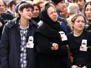 Family members mourn during a funeral for the victims of the February 17 car bombing at Kocatepe Mosque in Ankara on Feb. 19, 2016. (AFP/File)