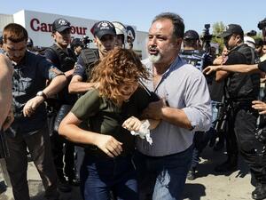 Turkish police officers detain a woman in Diyarbakir on September 9, 2016 during a protest against the suspension of over 10,000 teachers for suspected links to militants. (AFP/Ilyas Akengin)