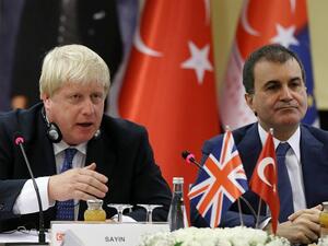 British Foreign Minister Boris Johnson (L) holds a joint press conference with Turkish EU Affairs Minister Omer Celik in Ankara on September 26, 2016.  (AFP/Adem Altan)