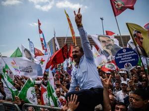Supporters of pro-Kurdish Peoples' Democratic Party (HDP) flash victory signs and shout slogans against government on June 5, 2016 in Istanbul during a rally on the lawmakers' immunity. (AFP/Ozan Kose)