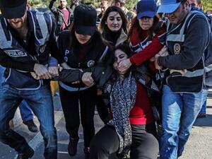 Turkish police officers detain former pro-Kurdish Peoples' Democracy Party (HDP) parliamentarian, Sebahat Tuncel (C) on November 4, 2016 during a demonstration outside Diyarbakir's courthouse. (AFP/Ilyas Akengin)