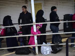 Syrians line up to cross the Turkish border. (AFP/Bulent Kilic)