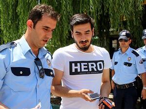 People are being arrested and deported in Turkey for wearing t-shirts with the slogan “hero” (Twitter)