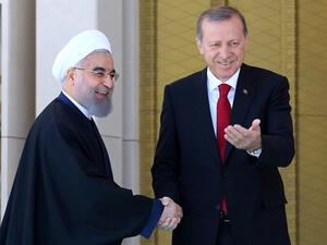Turkish President Recep Tayyip Erdogan (R) shakes hands with his Iranian counterpart Hassan Rouhani. (AFP/ File)