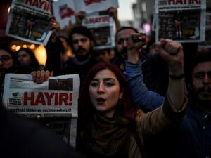 Supporters of the "No" march at Besiktas to submit their petition calling for the annulment of a referendum that approved sweeping constitutional changes boosting President Recep Tayyip Erdogan's powers, claiming blatant vote-rigging had swung the result, on April 18, 2017 in Istanbul. (AFP/Bulent Kilic)
