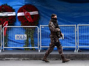 A Turkish special force police officer patrols in front of the Reina nightclub on January 4, 2017 in Istanbul, three days after a gunman killed 39 people on New Year's night. (AFP/Ozan Kose)