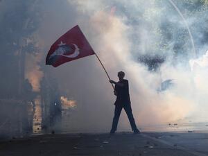 الشرطة التركية تطلق الغاز المسيل للدموع على محتجين على بناء منجم للذهب