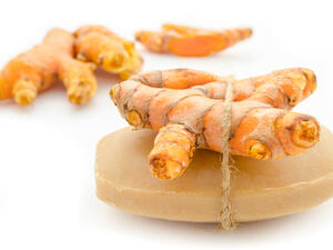 يعتبر صابون الكركم علاجاً فعالاً للتخلص من حب الشباب
