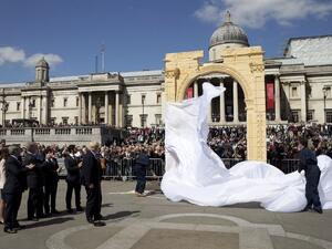 Mayor of London Boris Johnson (L) watches during the unveiling of a replica of Palmyra's Arch of Triumph in Trafalgar Square, central London, on April 19, 2016 (AFP/Justin Tallis)