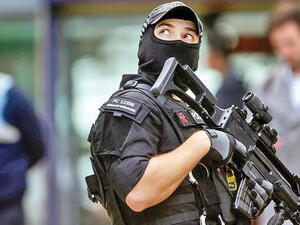 An armed police officer at UK's Manchester Piccadilly railway station (AFP/File Photo)
