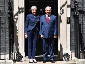 British Prime Minister Theresa May (L) greets Israel's Prime Minister Benjamin Netanyahu outside 10 Downing Street in London on June 6, 2018. (AFP/ File)
