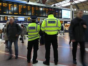 Police officers patrol during rush hour at Victoria station in central London on March 23, 2017. (AFP/Daniel Leal-Olivas)