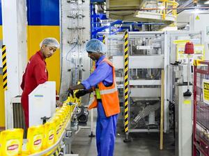 مصنع ليبتون في جبل علي هو أحد أكبر مصانع الشاي وأكثرها تطوّراً في العالم