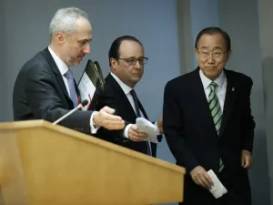 France's President Francois Hollande (C) arrives with UN Secretary-General Ban Ki-moon at the UN after the Opening Ceremony of the High-Level Event for the Signature of the Paris Agreement April 22, 2016 in New York. (AFP/Kena Betancur) 