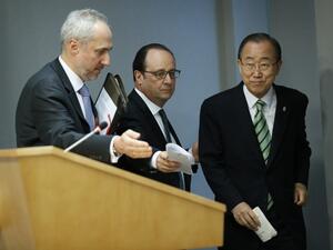 France's President Francois Hollande (C) arrives with UN Secretary-General Ban Ki-moon at the UN after the Opening Ceremony of the High-Level Event for the Signature of the Paris Agreement April 22, 2016 in New York. (AFP/Kena Betancur) 