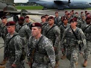 The first American troops arrive at the airport in Swidwin, Poland on April 23, 2014. (AFP/Janek Skarzynski)