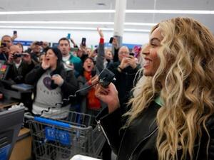 The 36-year-old didn't even try to hide her appearance as she sported her long blonde corkscrew curls and sunglasses. /SocialMedia