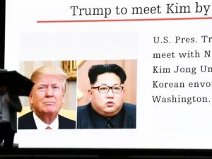 A huge screen flashing a news report in Japan on a possible meeting between US President Donald Trump and North Korean leader Kim Jong-un, March 9, 2018. (AFP/ File Photo)