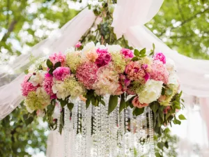 أصبحت الزهور والكريستال ثنائي لا يفترق في أكثر حفلات الزفاف أناقة
