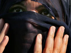 يمكن لأصحاب العمل ان يجبروهن على العمل دون راحة او اجر او غذاء