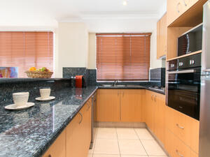 تجنب ترك الماء لفترة طويلة على الخشب
 تجنب ترك الماء لفترة طويلة على الخشب