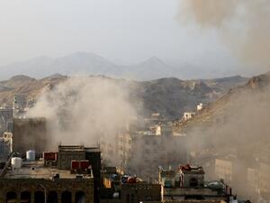 Smoke rises from the city of Taiz after fighting between the Houthi and pro-Hadi militants. (AFP/Ahmad al-Basha)
