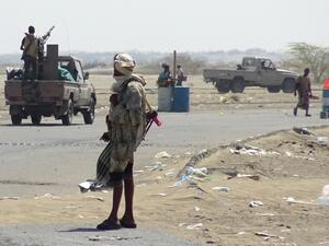 Yemeni pro-government forces gather at a checkpoint in a street on the eastern outskirts of Hodeida as they continue to battle for the control of the city from Houthi rebels on November 13, 2018. (STRINGER / AFP)