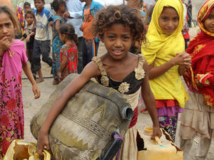 A Yemeni girl carries a water container in the Yemeni port city of Hodeidah, on April 17, 2017. (AFP/stringer)