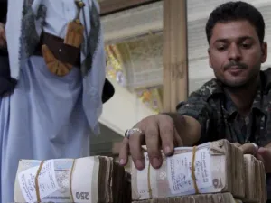 A member of the Houthi militias arranges money donated by Houthi supporters. (AFP/ File Photo)
