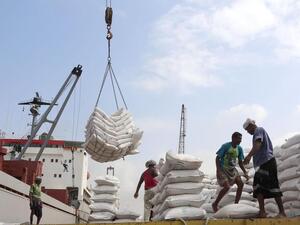 Workers unload wheat assistance provided by UNICEF from a cargo ship at the Red Sea port of Hodeida on January 27, 2018. (AFP / File)