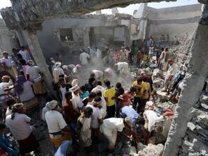 Yemenis gather amidst the rubble at a detention centre hit by Saudi-led coalition air strikes in al-Zaidia district of the Red Sea port city of Hodeidah. (AFP/ Photo)
