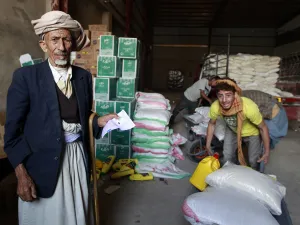 سكان ومسعفون: مقتل 14 في غارة جوية على شاحنات وقود في اليمن
