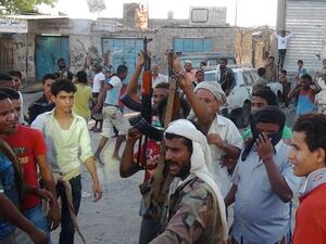 Yemeni armed members of a local armed resistance group, supporting President Abedrabbo Mansour Hadi, gather in the streets of Dar Saad district at the northern entrance to the city of Aden in preparation to face Houthi fighters, on March 27, 2015. (AFP/Saleh al-Obeidi)