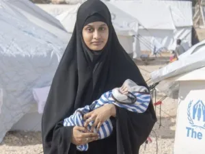 Shamima Begum with her third child Jerrah, who died on Thursday. (JAMIE WISEMAN/ DAILY MAIL)