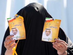 كويتية تحمل ملصقات دعائية لمرشح بعد خروجها من مركز اقتراع/أ.ف.ب