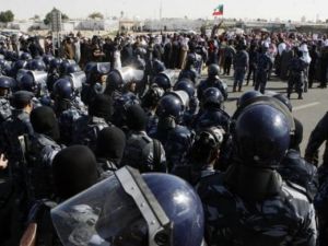 شرطة مكافحة الشغب الكويتية تنتشر خلال اشتباكات مع متظاهرين من البدون في الجهراء الجمعة