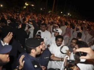 متظاهرون خلال اقتحام البرلمان