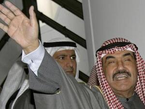رئيس الوزراء الكويتي الشيخ ناصر المحمد الصباح يلوح قبل دخوله مقر البرلمان
