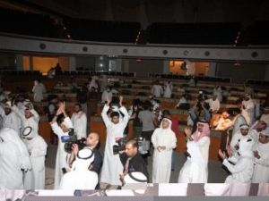 المتظاهرون لحظة إقتحامهم مبنى مجلس الأمة الكويتي