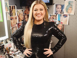  She is Currently on Tour  (Source: kellyclarkson / Instagram ) 