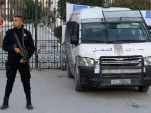 انفجار يستهدف حافلة للحرس الرئاسي وسط العاصمة التونسية
