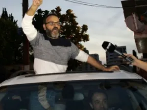  Lebanese actor Ziad Itani speaks to the press as he arrives to his house in Beirut following his release on March 13, 2018 (AFP/File Photo)
