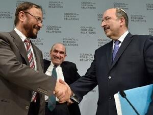 انور عشقي (يسار)